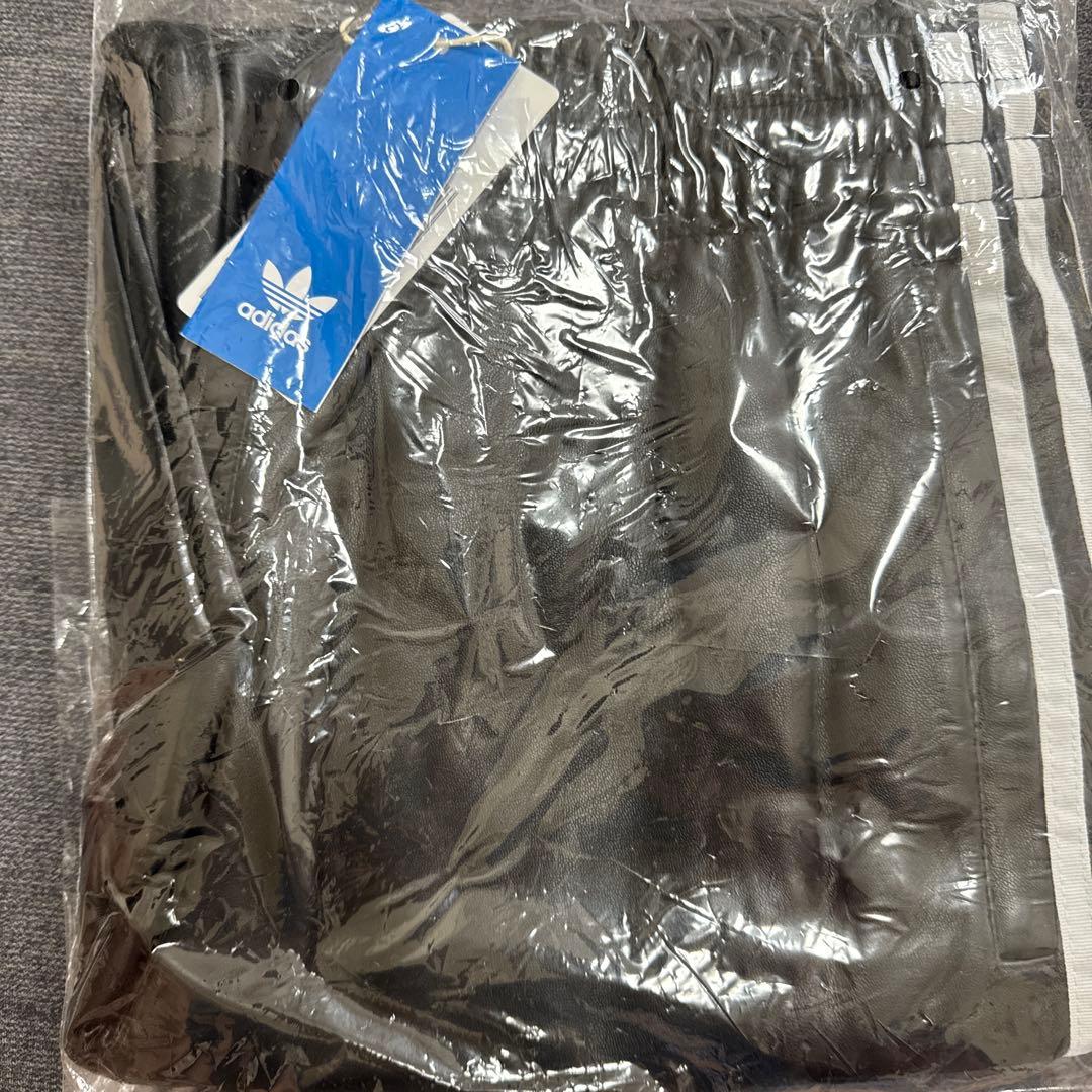 新品 adidas originalsフェイクレザー トラックパンツ　XL