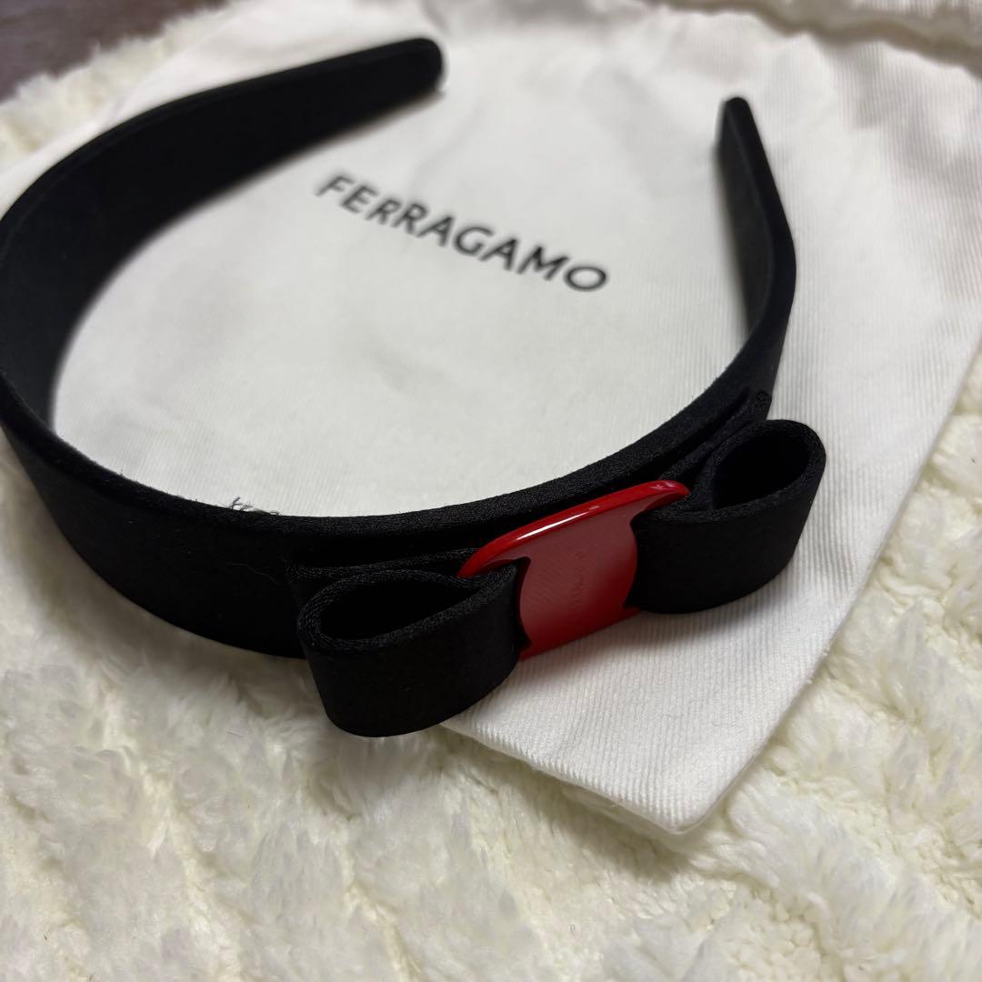フェラガモ　カチューシャ　黒　赤リボン