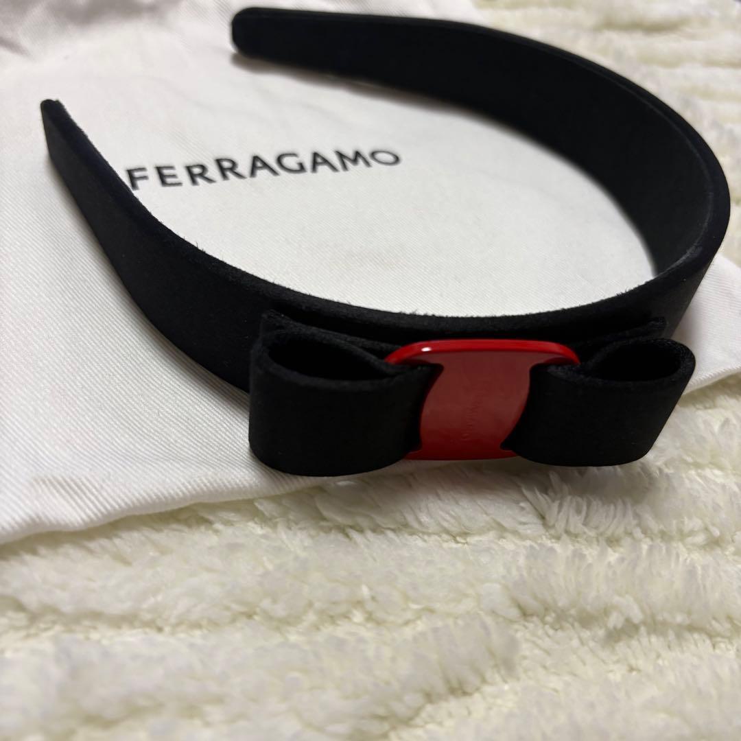 フェラガモ　カチューシャ　黒　赤リボン