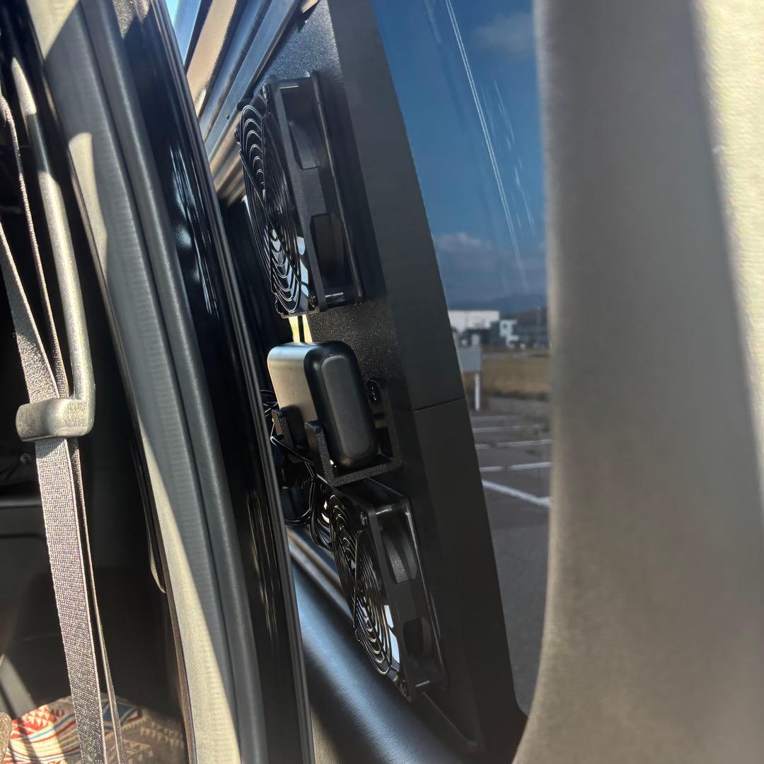 ハイエース 換気扇 ４型 〜 USBファン 運転席側　ネット　バッテリー置き付