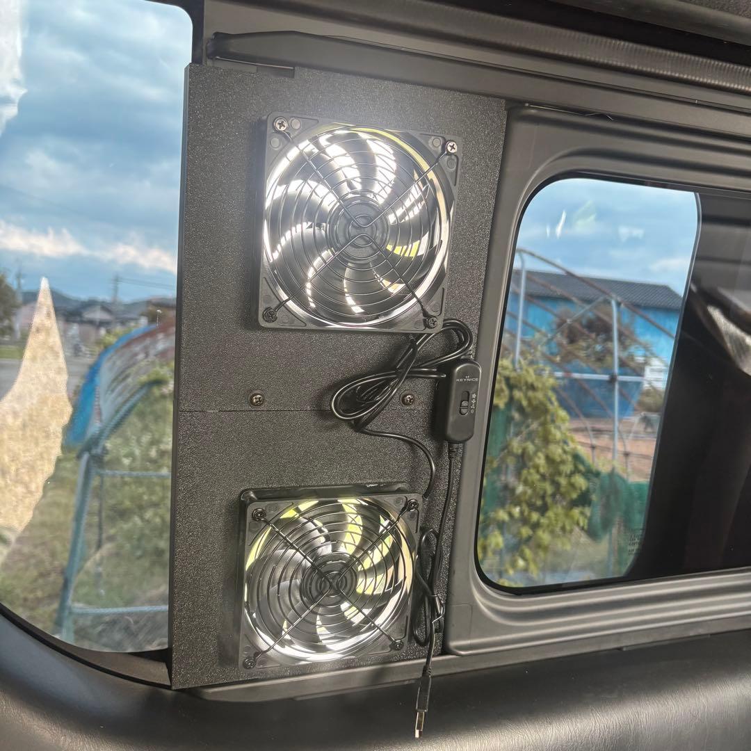ハイエース 換気扇 ４型 〜 USBファン 運転席側　ネット　バッテリー置き付