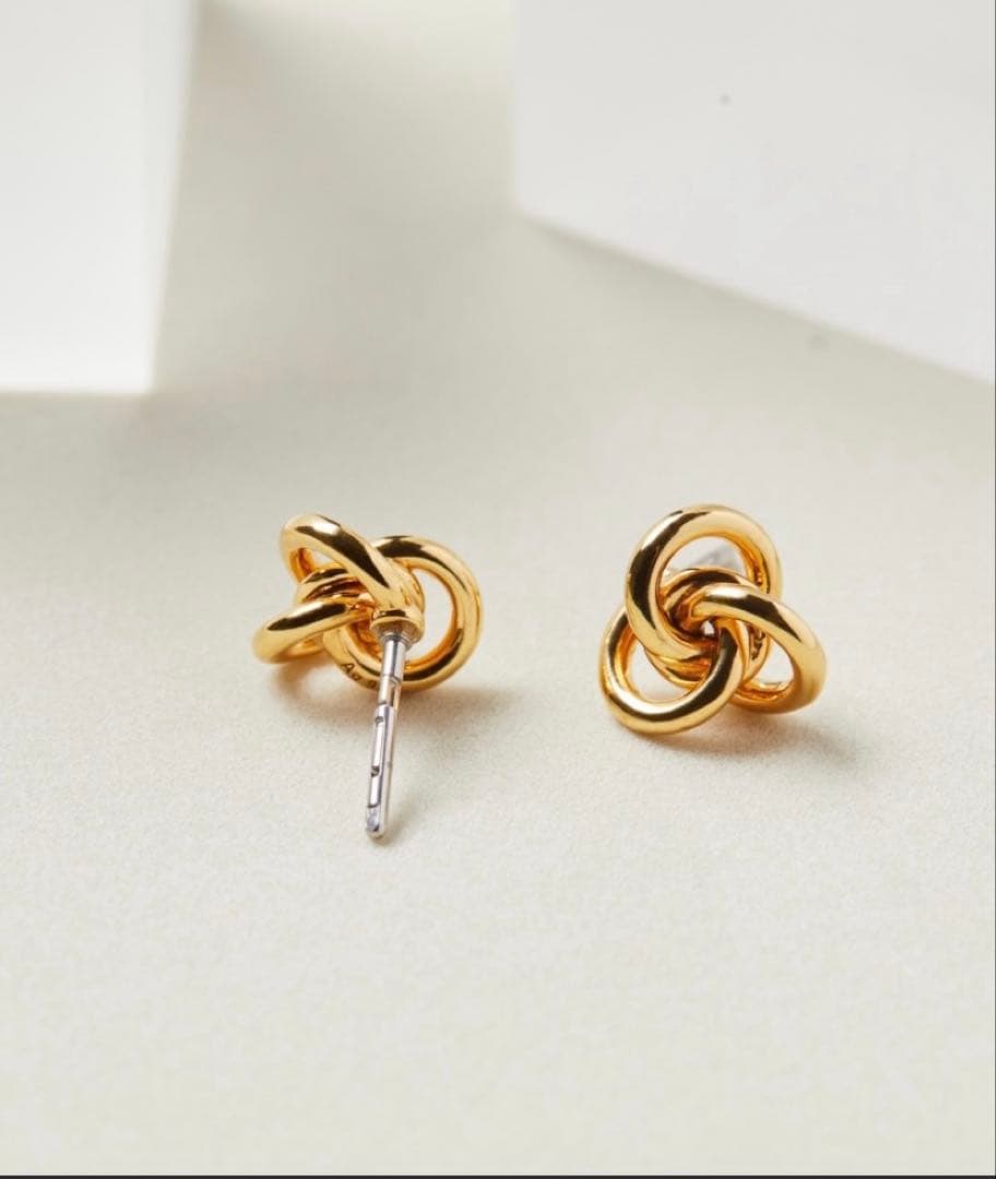 ゴールドノットデザインピアス BAQLESSケース付き