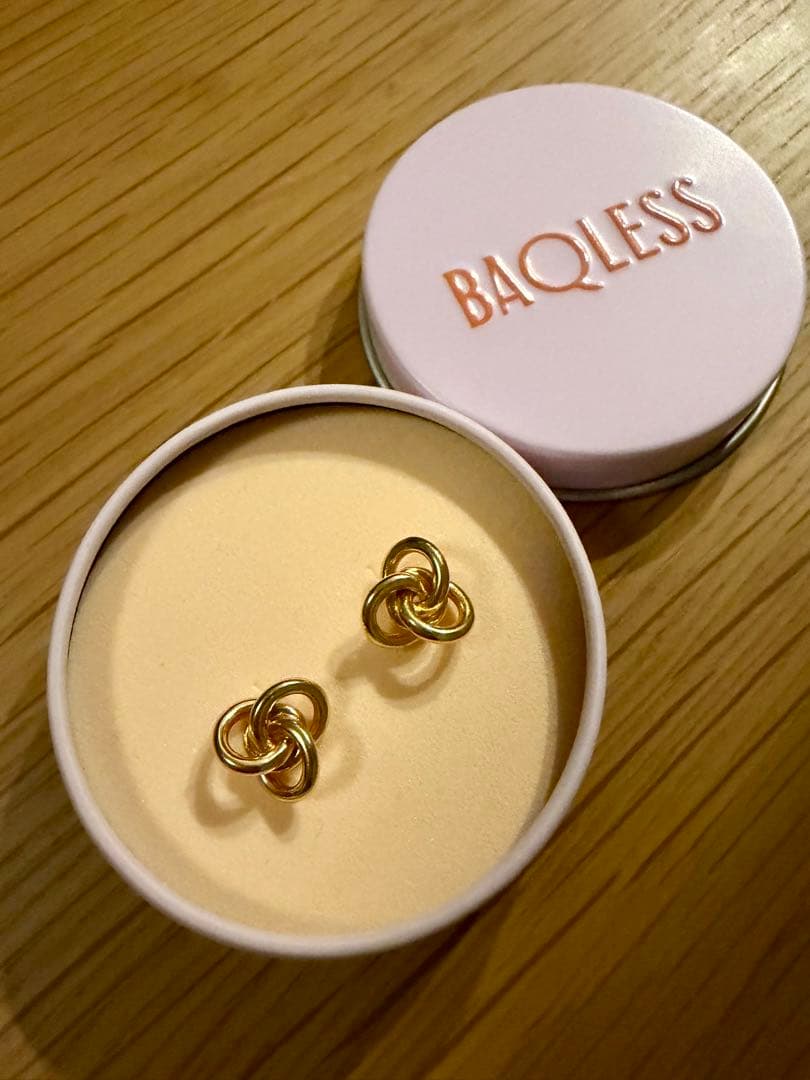 ゴールドノットデザインピアス BAQLESSケース付き