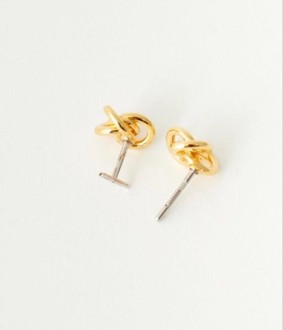 ゴールドノットデザインピアス BAQLESSケース付き