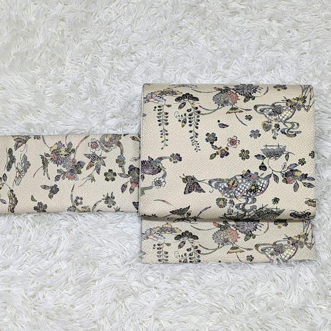 【全通柄】正絹袋帯　白地に蝶・花文様の紅型調　両面使用可　淡紫〜生成りのぼかし調