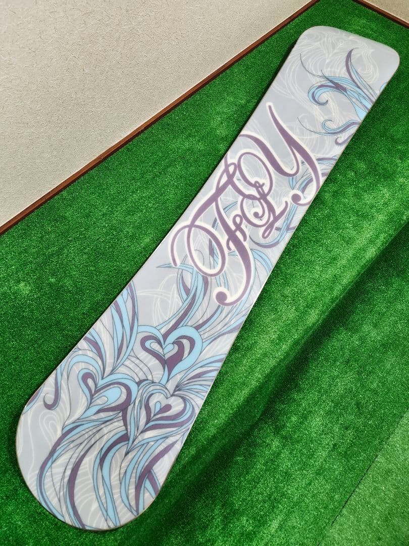 シンプルデザインで全体的に綺麗なレディーススノーボード2点セット