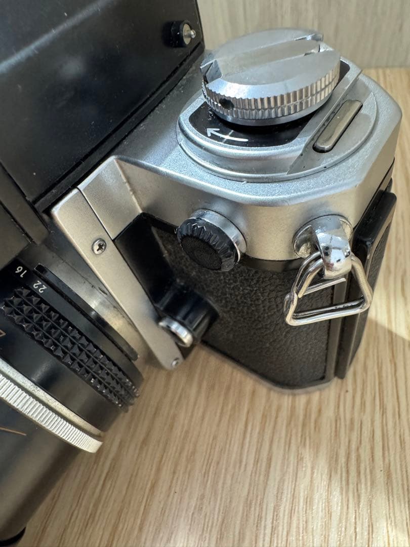 Nikon Zoom-Nikkorレンズ付き