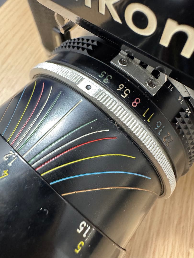 Nikon Zoom-Nikkorレンズ付き