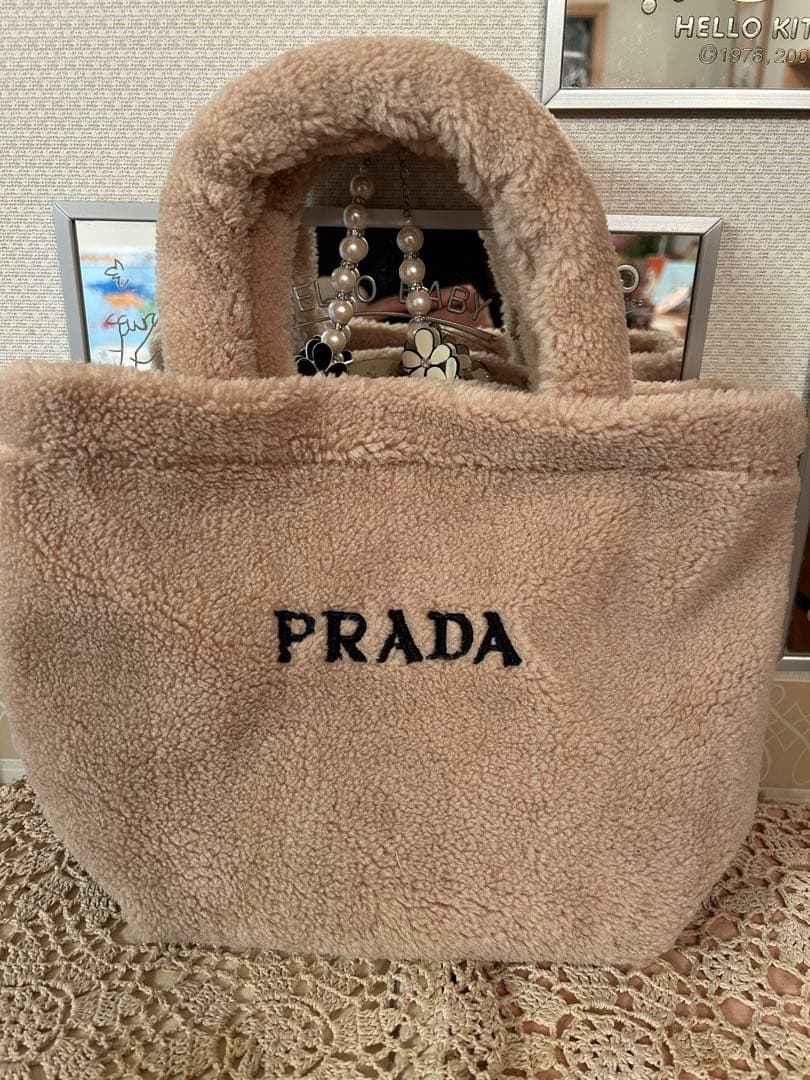 プラダ PRADA もこもこトートバッグノベルティ ふわふわベージュ