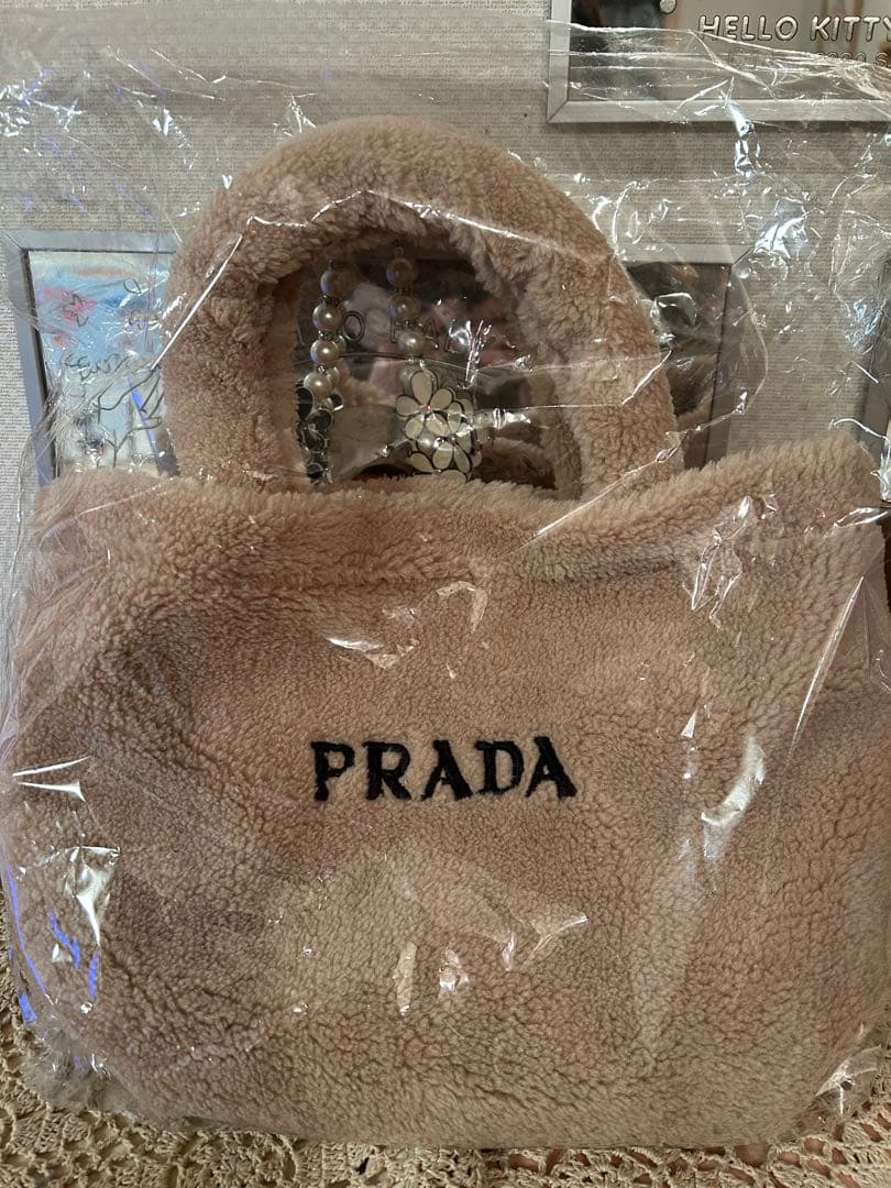プラダ PRADA もこもこトートバッグノベルティ ふわふわベージュ