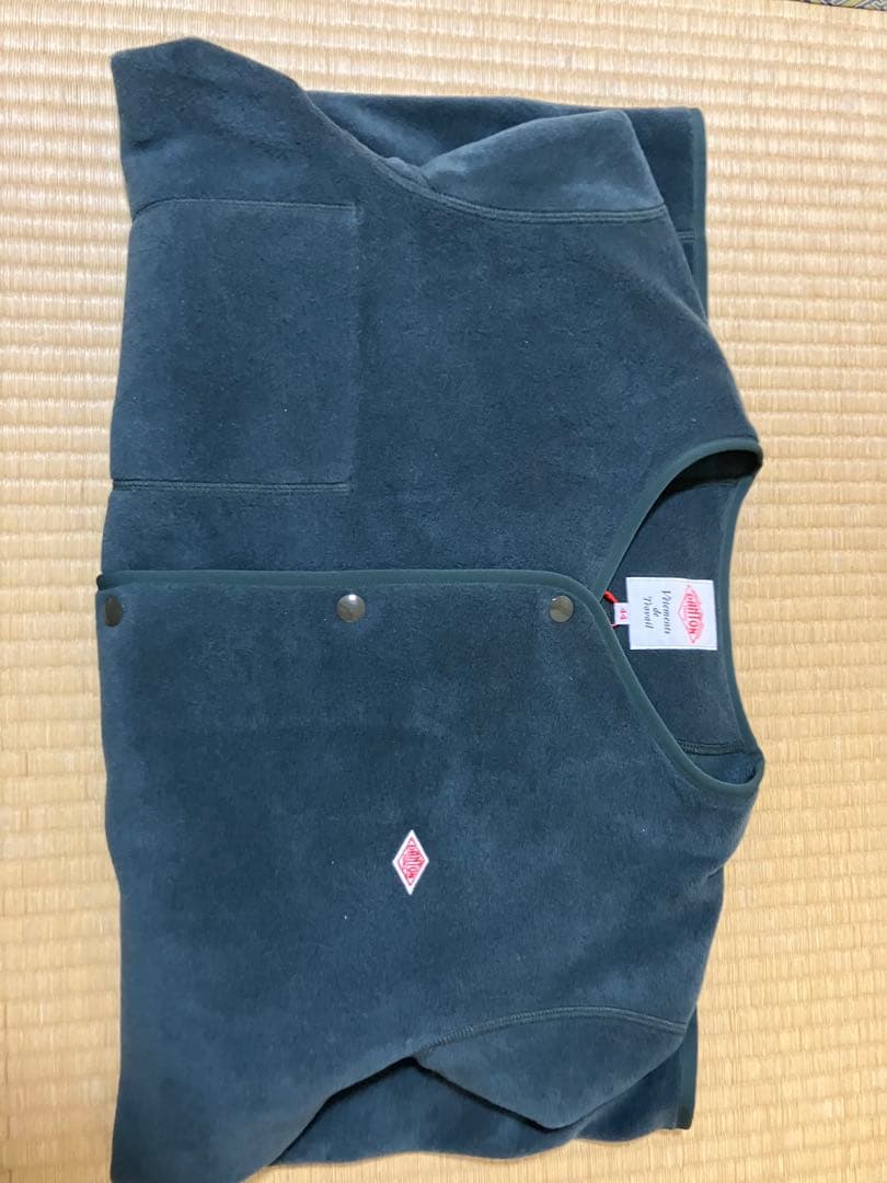 DANTONノーカラーフリースジャケット　サイズ44 カラーはダークグリーン