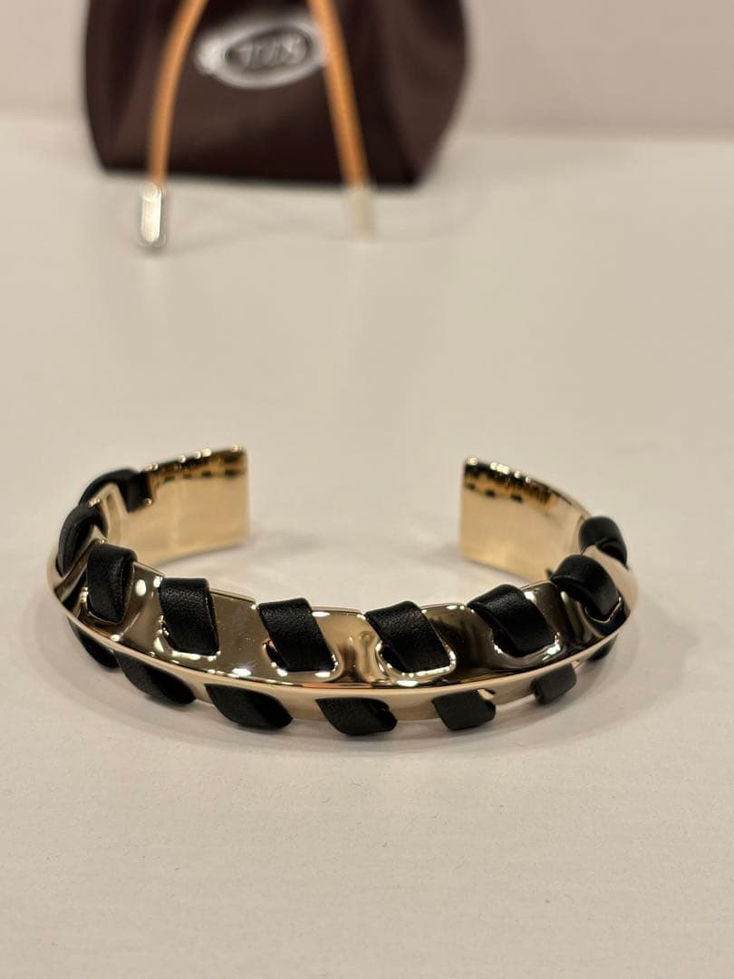 《TOD'S》　ゴールド×レザーバングル