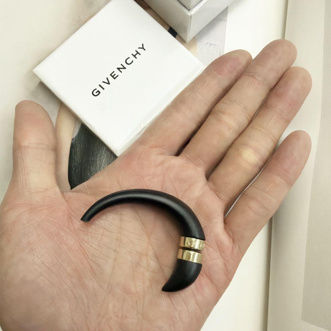 GIVENCHYジバンシィ バイ リカルド ティッシ　マグネットイヤリング