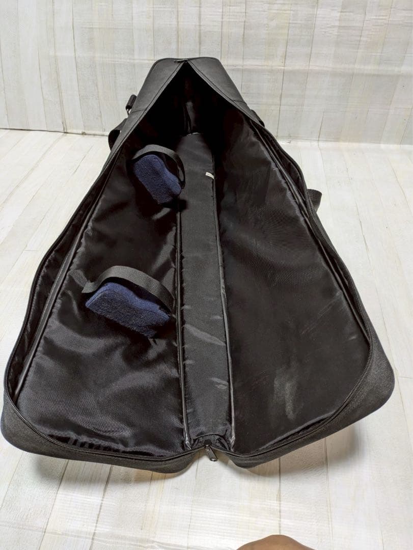 三線　胴 蛇皮（裏側破れ）【ケース付き】 訳あり