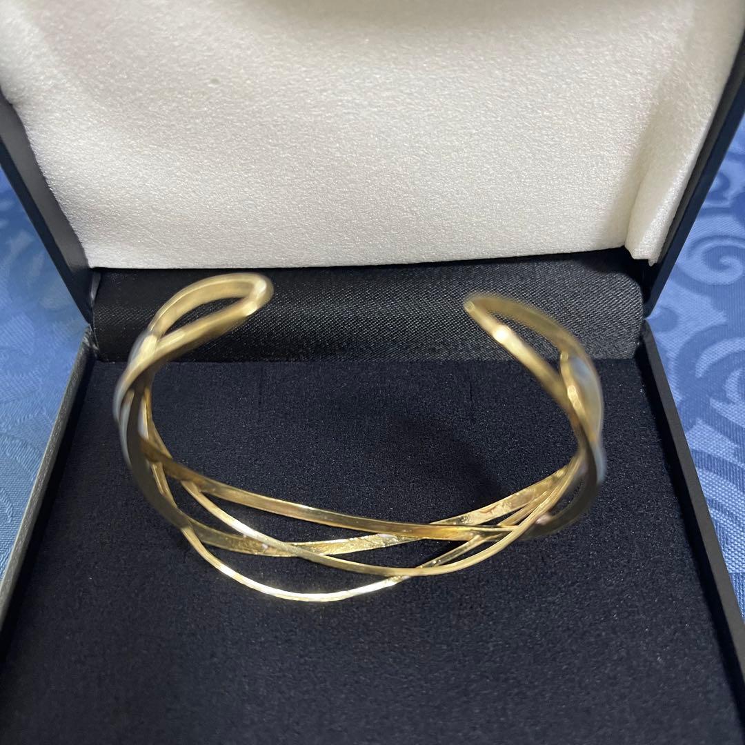 ヴァンドーム青山　GURU GURUバングル