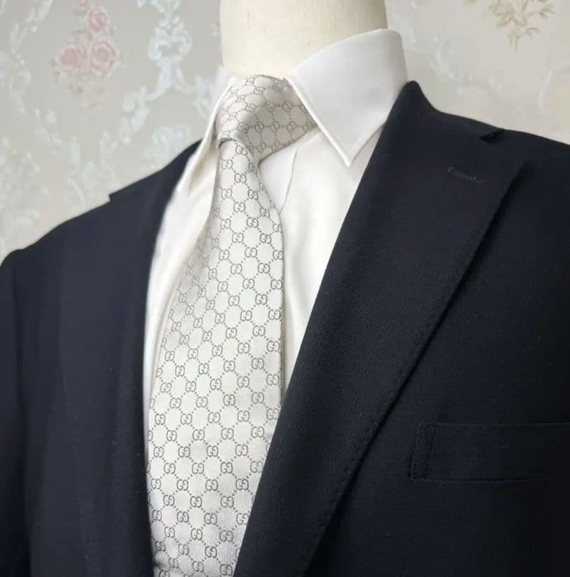 GUCCI シルバー ネクタイ GGパターン