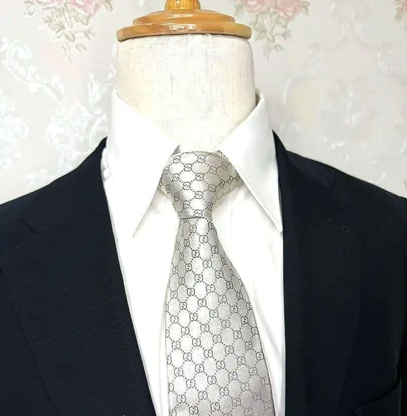 GUCCI シルバー ネクタイ GGパターン