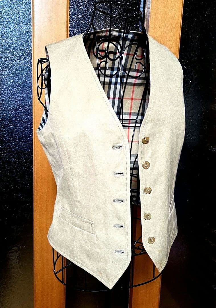 未使用品【バーバリー】リバーシブルベスト　ベージュ×ノバチエックチェック柄 М