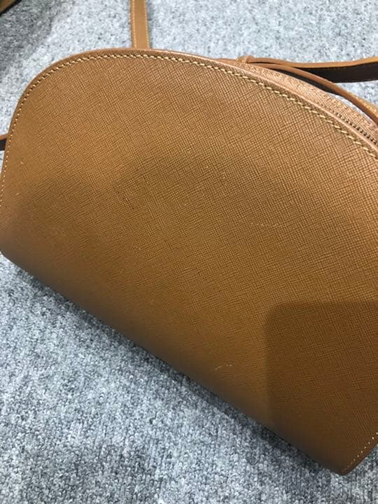 A.P.C ハーフムーン　マロングラッセ　ショルダーバッグ