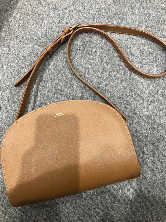 A.P.C ハーフムーン　マロングラッセ　ショルダーバッグ