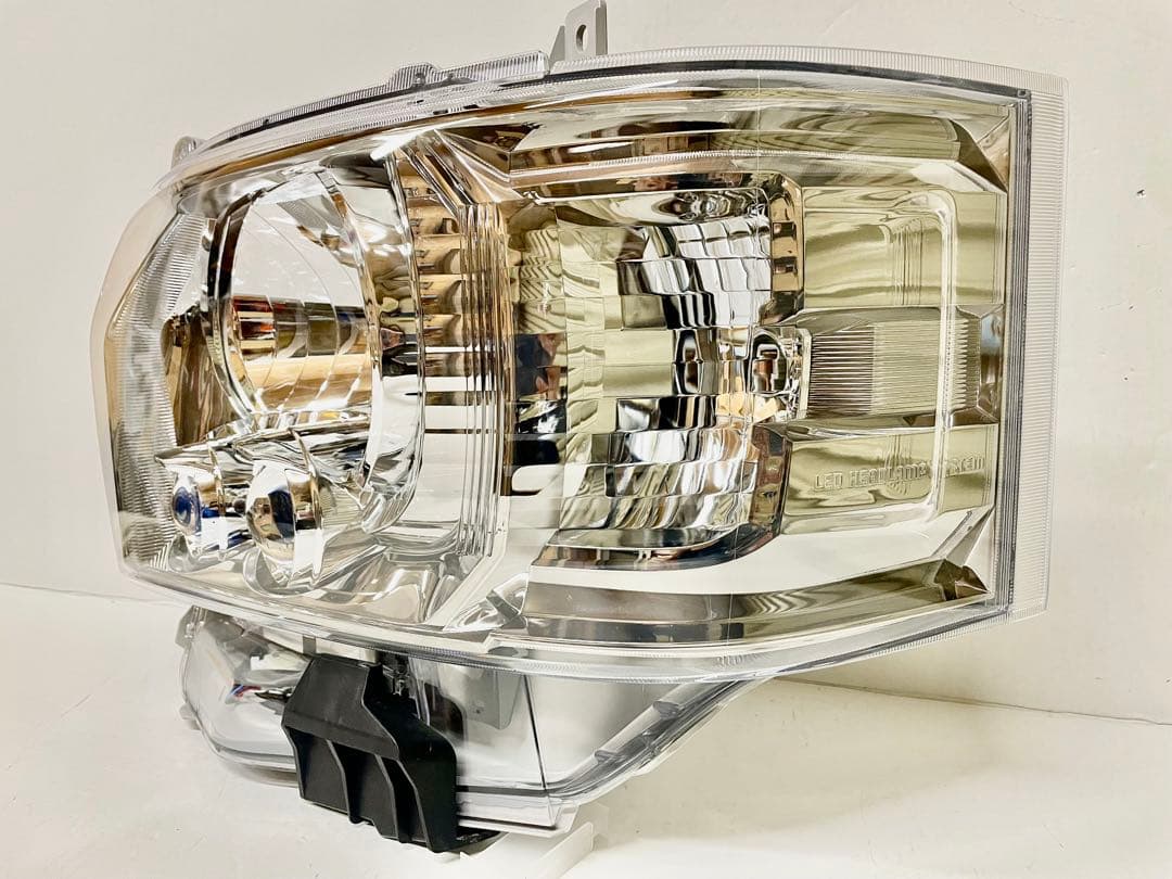 K氏　新車外し 200系 ハイエース ダークプライム 純正 LED