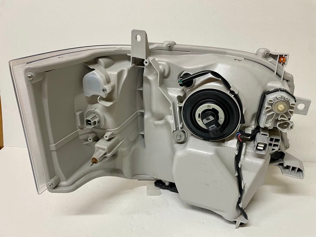 K氏　新車外し 200系 ハイエース ダークプライム 純正 LED