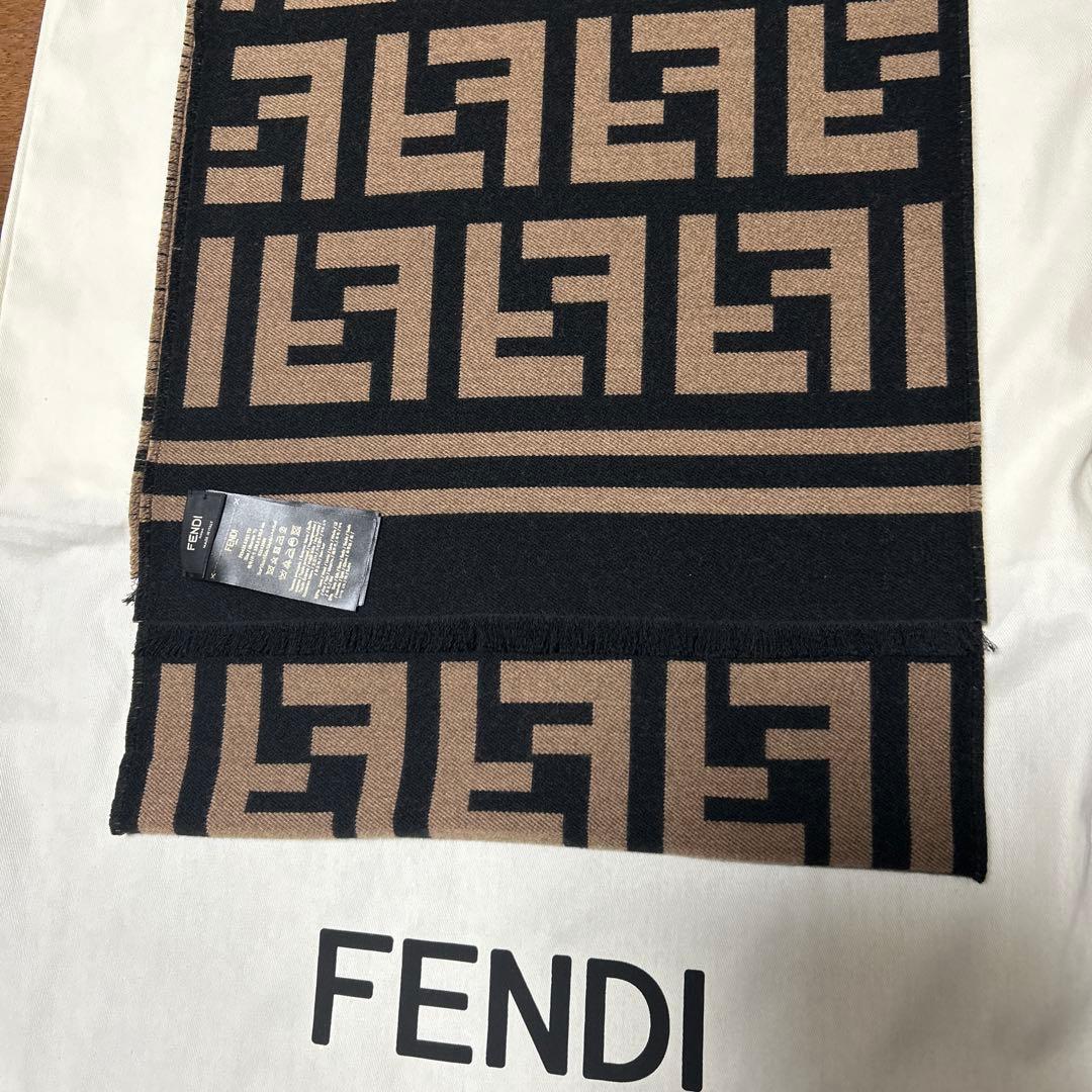 目黒蓮着用 FENDIロゴマフラー