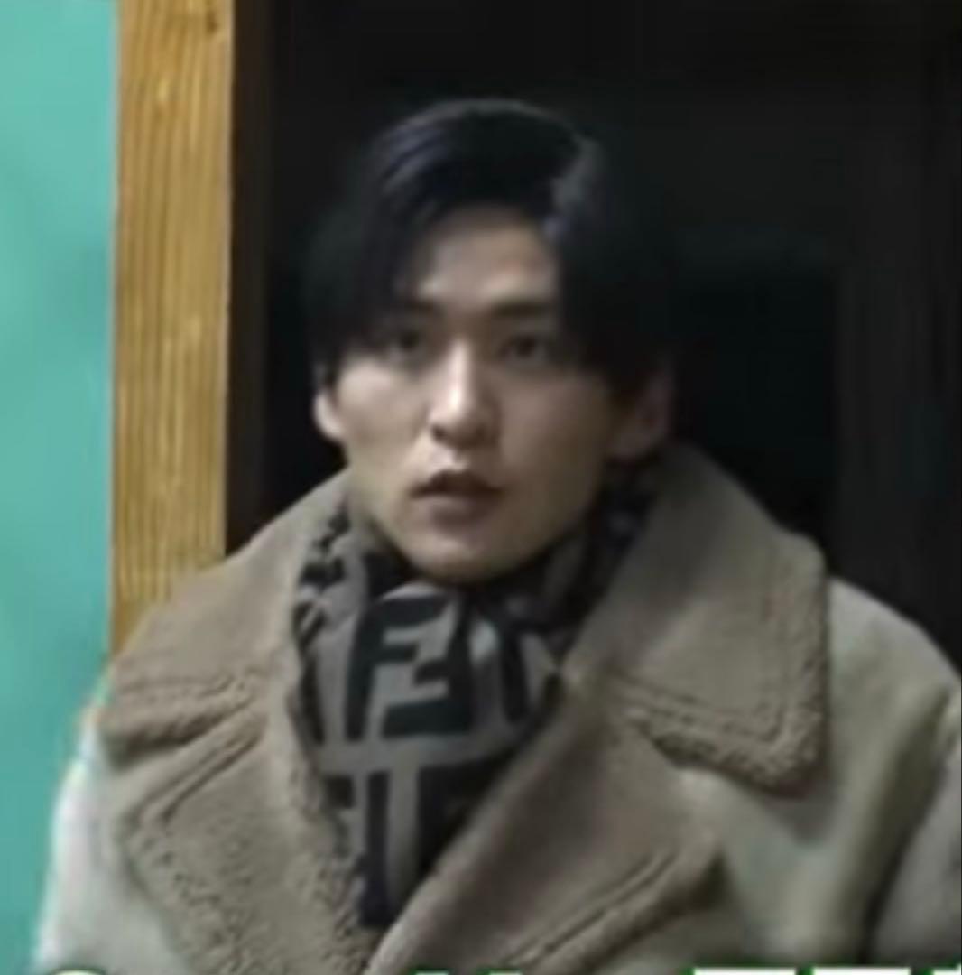 目黒蓮着用 FENDIロゴマフラー