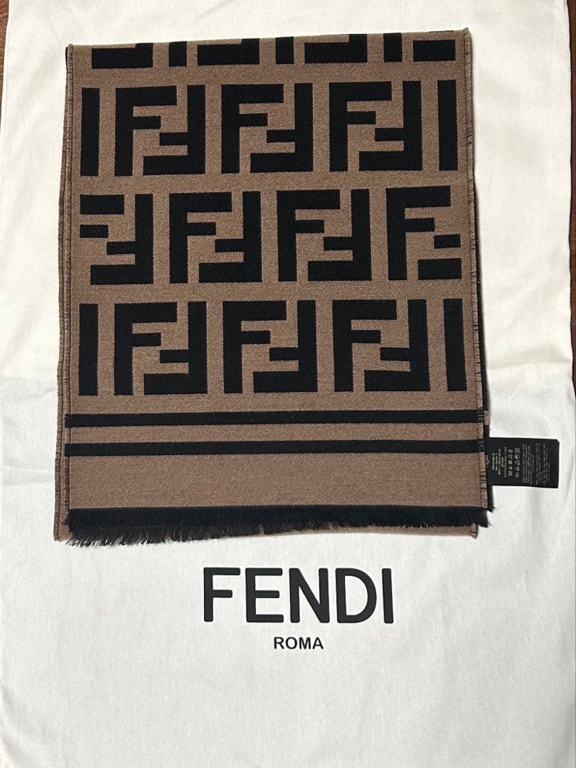 目黒蓮着用 FENDIロゴマフラー