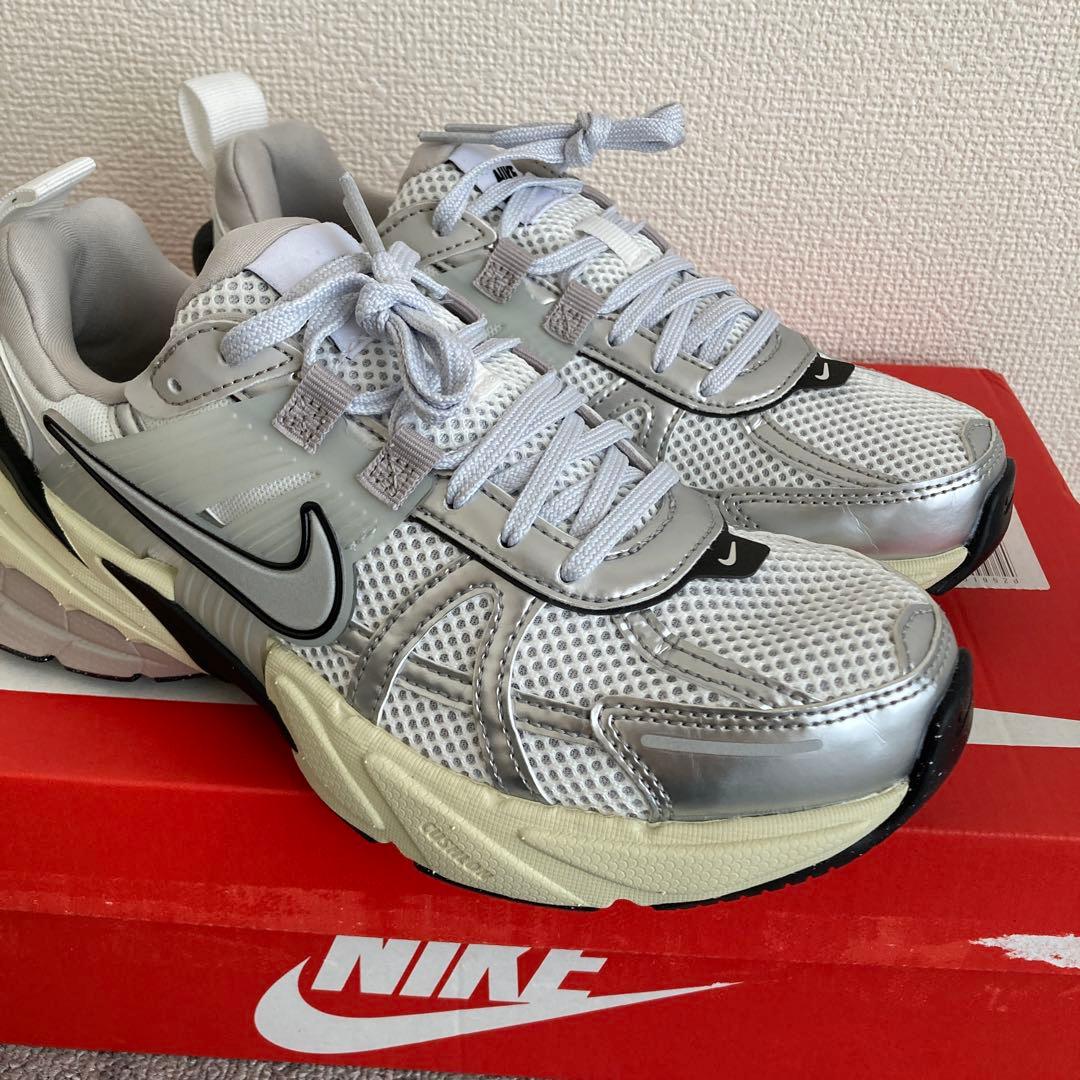 【ほぼ新品】23.5cm Nike WMNS V2K Run グレー スニーカー