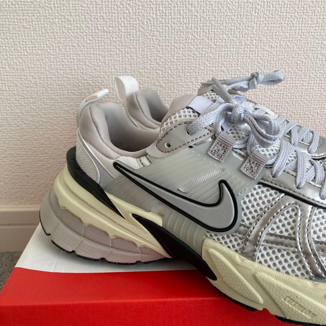 【ほぼ新品】23.5cm Nike WMNS V2K Run グレー スニーカー
