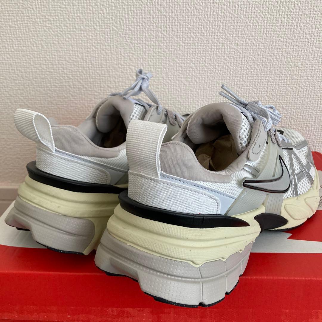 【ほぼ新品】23.5cm Nike WMNS V2K Run グレー スニーカー