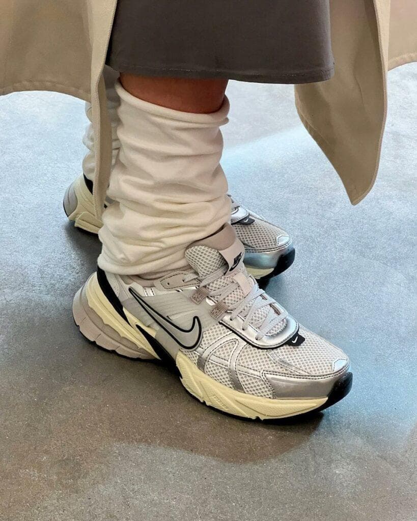 【ほぼ新品】23.5cm Nike WMNS V2K Run グレー スニーカー