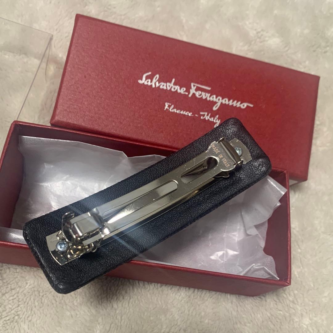 《美品》Salvatore Ferragamoフェラガモヘアバレッタ黒グリッター