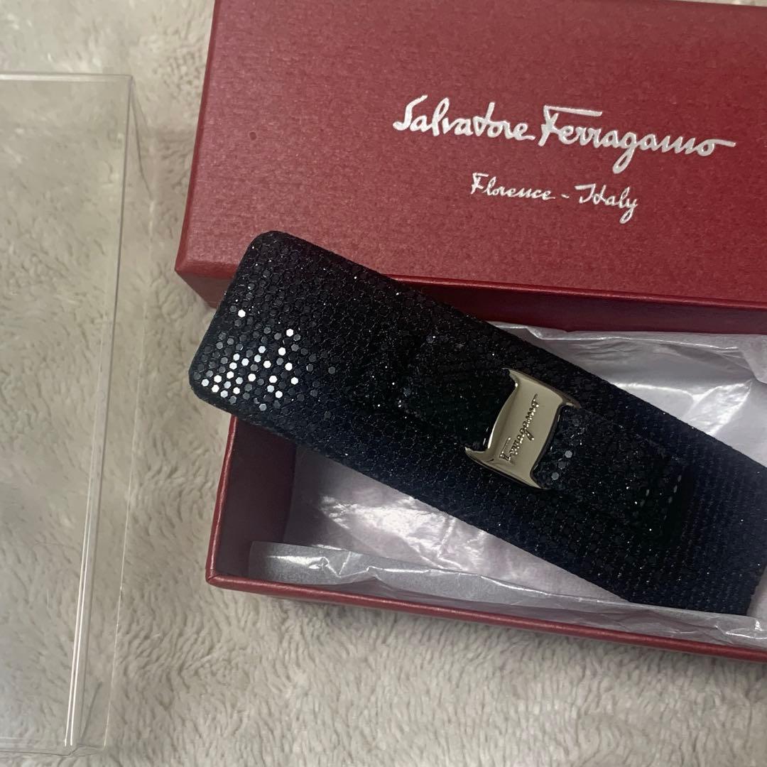 《美品》Salvatore Ferragamoフェラガモヘアバレッタ黒グリッター