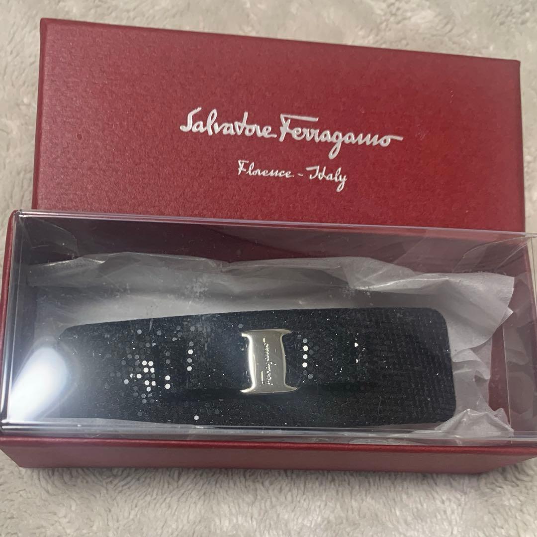 《美品》Salvatore Ferragamoフェラガモヘアバレッタ黒グリッター