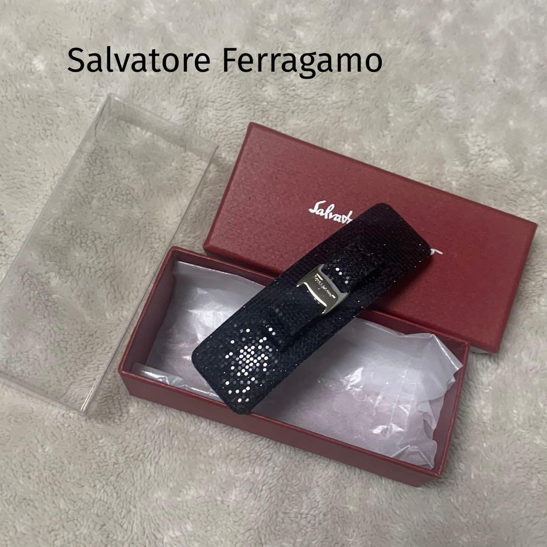 《美品》Salvatore Ferragamoフェラガモヘアバレッタ黒グリッター