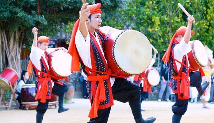 (送料無料)28.000円　N沖縄大太鼓39cm 撥付き　約5.5kg