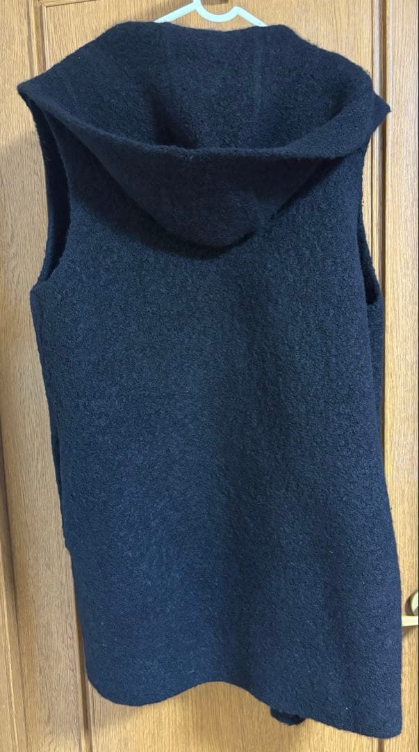 【値下げ　超美品　今期商品】セオリーリュクスフード付き ニットジレ黒