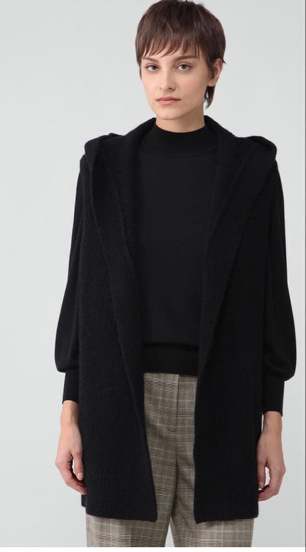 【値下げ　超美品　今期商品】セオリーリュクスフード付き ニットジレ黒