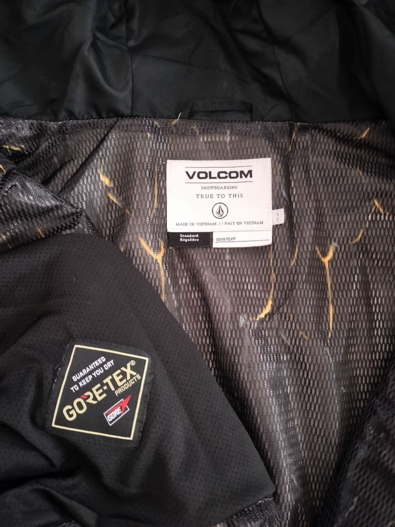 ⭐️期間限定値下げ　VOLCOM スノーボードウェア上下セット（GORE-TEX）