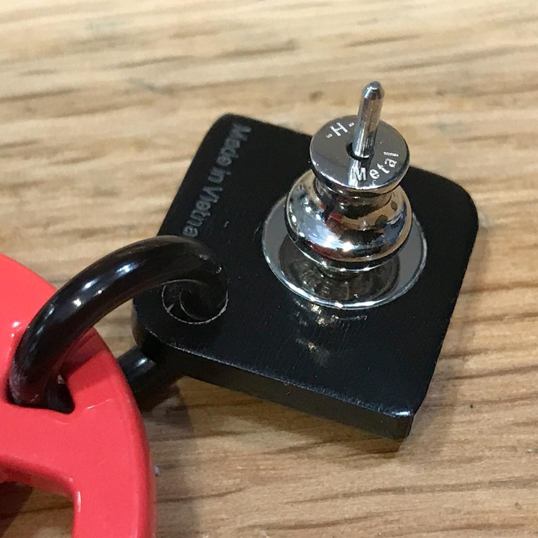 超美品 エルメス アヴァ ピアス バッファローホーン コーラルレッド 朱色