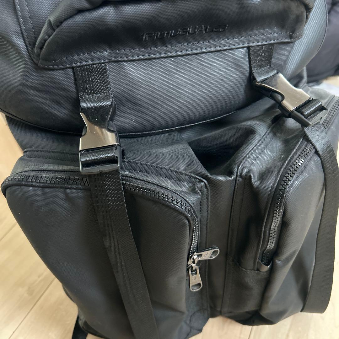 1PIU1UGUALE3 ウノピゥウノウグァーレトレ リュック バックパック