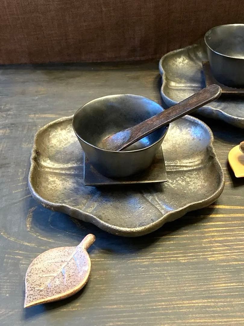 【本日限定特価】安福由美子　黒錆　足付六花弁皿 2枚　レア　作家もの　プレート