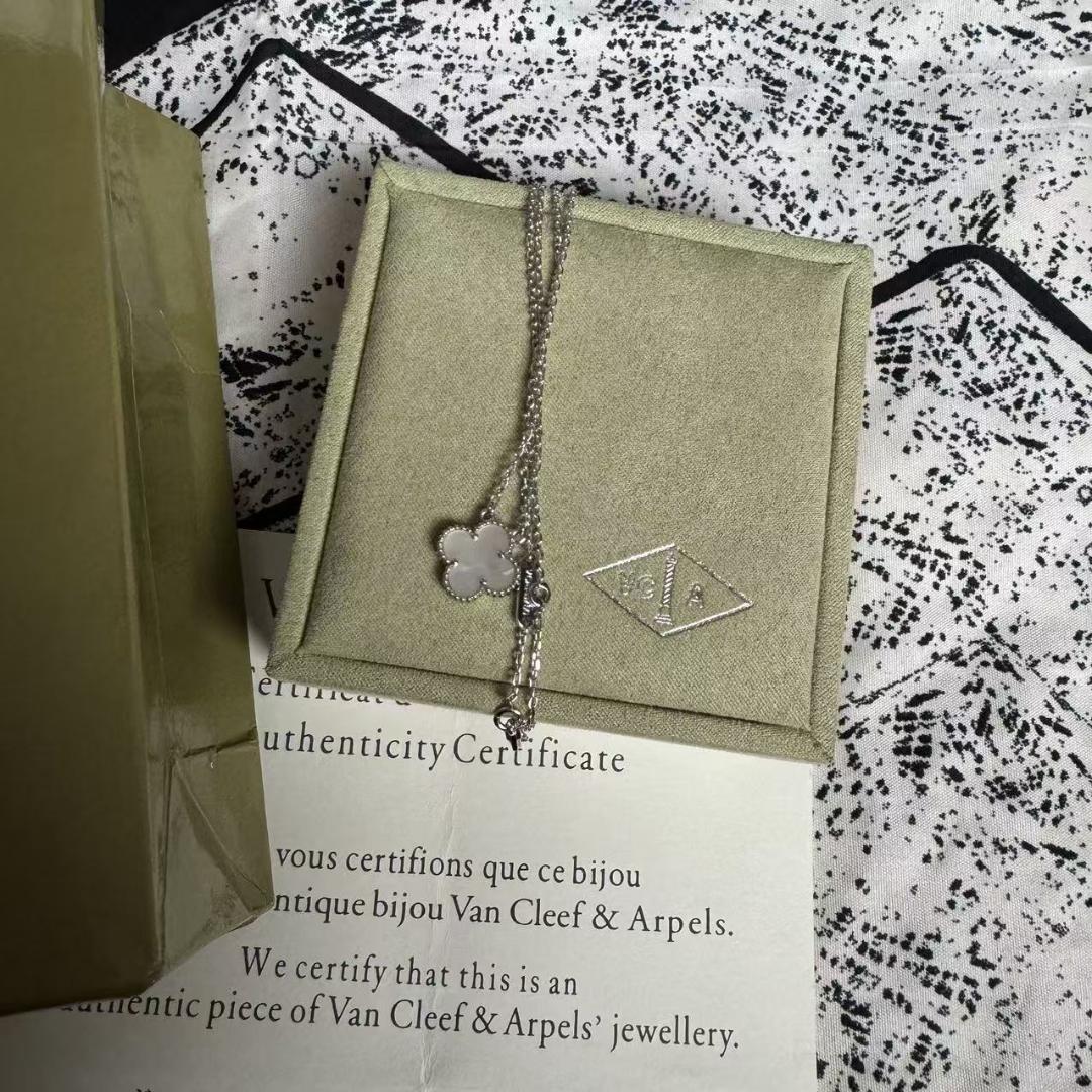 Van Cleef & Arpels クローバー型ネックレス
