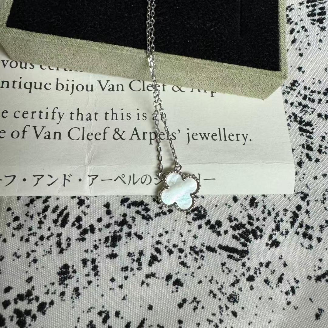 Van Cleef & Arpels クローバー型ネックレス
