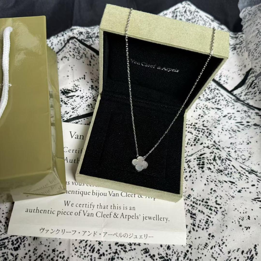 Van Cleef & Arpels クローバー型ネックレス