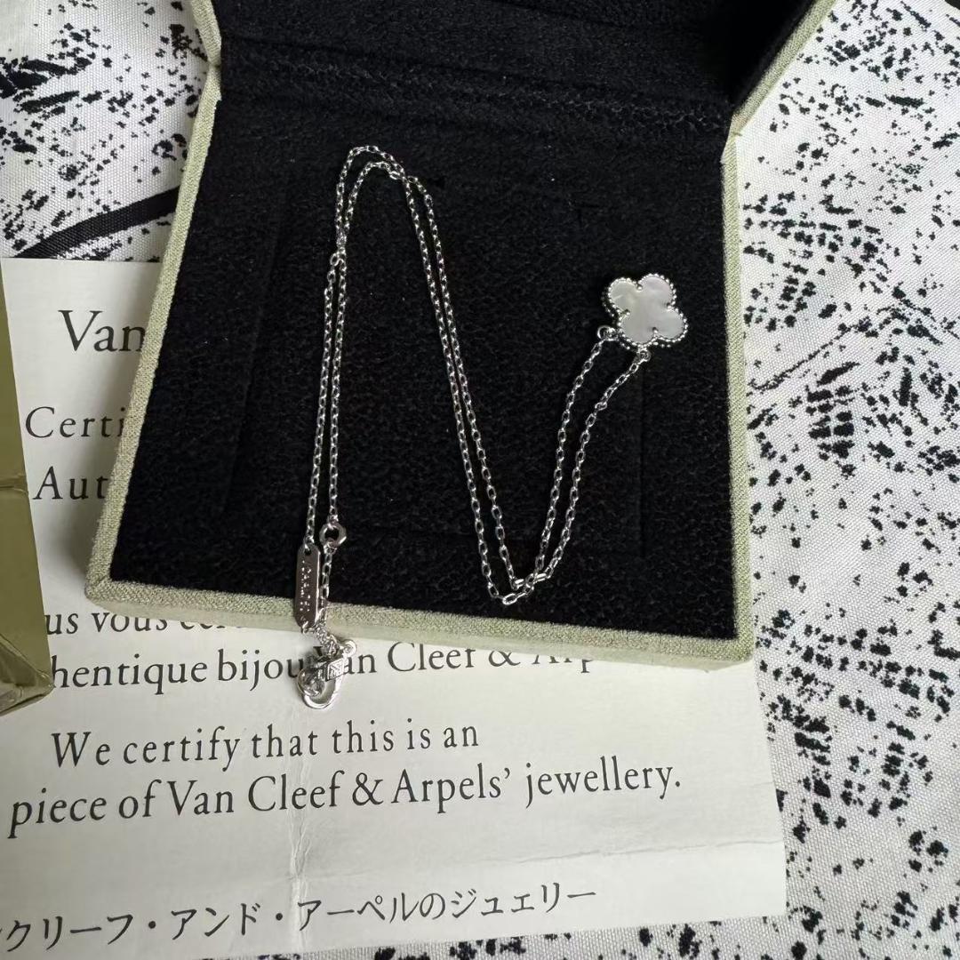 Van Cleef & Arpels クローバー型ネックレス