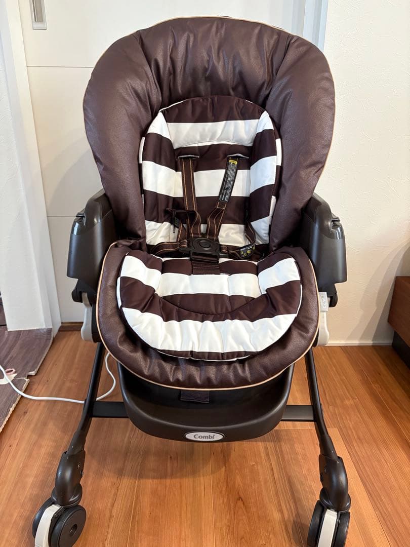 Combi 電動ハイローチェア　ネムリラ4キャス　オートスイング