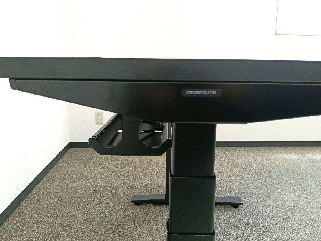 新春特価/オカムラの ストライカー スイフト 電動昇降デスク ラウンドタイプ